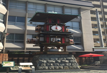 도고온천 상점가, 카라쿠리시계 및 족욕탕